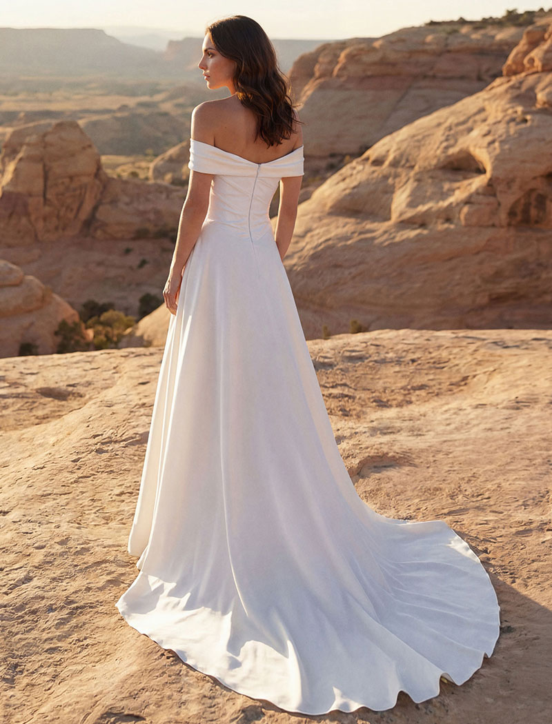 Robe de mariée Challon de Pronovias en satin ivoire, silhouette sirène avec décolleté Bardot et bustier drapé