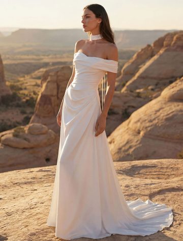 Robe de mariée Challon de Pronovias en satin ivoire, silhouette sirène avec décolleté Bardot et bustier drapé
